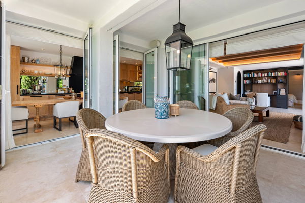 Elegant beachside apartment in Marina Puente Romano, Marbella Golden Mile