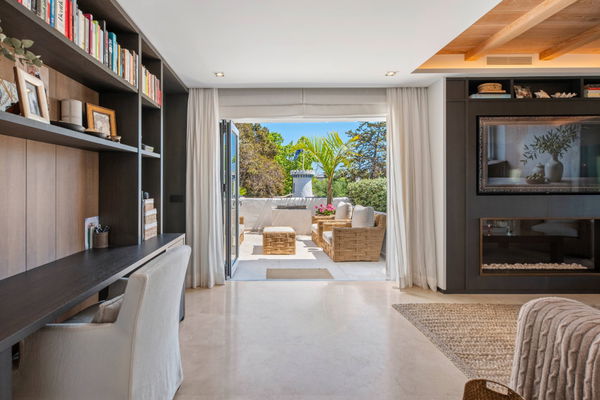 Elegant beachside apartment in Marina Puente Romano, Marbella Golden Mile