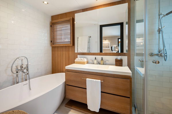 Elegant beachside apartment in Marina Puente Romano, Marbella Golden Mile
