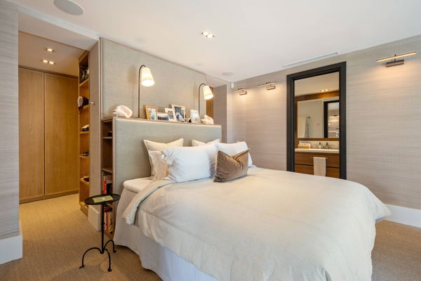 Elegant beachside apartment in Marina Puente Romano, Marbella Golden Mile
