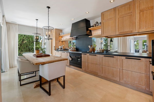 Elegant beachside apartment in Marina Puente Romano, Marbella Golden Mile