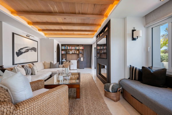 Elegant beachside apartment in Marina Puente Romano, Marbella Golden Mile