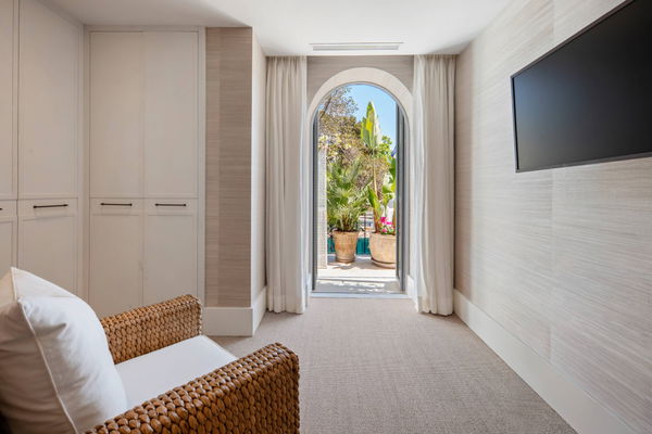 Elegant beachside apartment in Marina Puente Romano, Marbella Golden Mile