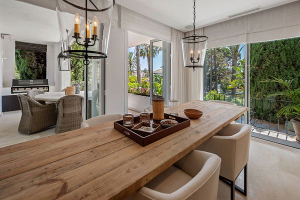 Elegant beachside apartment in Marina Puente Romano, Marbella Golden Mile