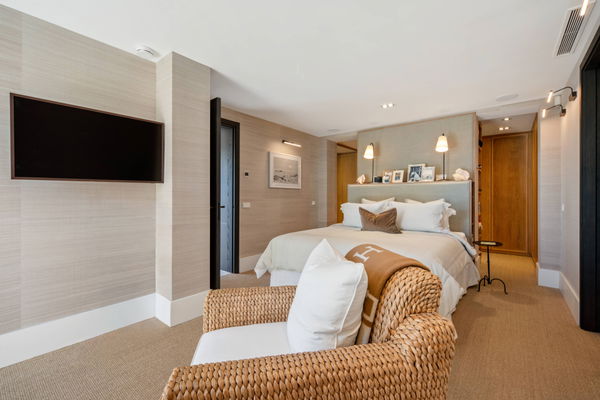 Elegant beachside apartment in Marina Puente Romano, Marbella Golden Mile