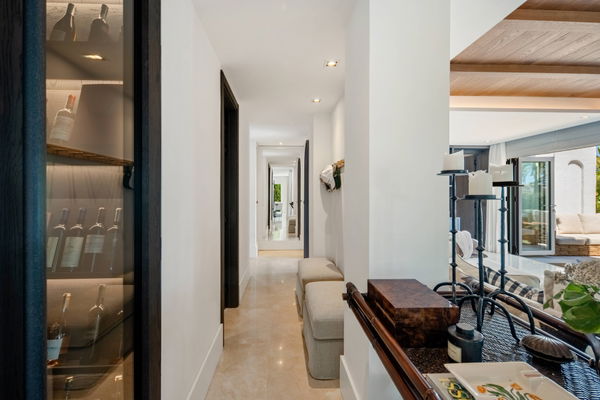 Elegant beachside apartment in Marina Puente Romano, Marbella Golden Mile