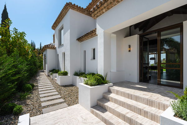 Contemporary masterpiece of architectural luxury in El Herrojo, Benahavís