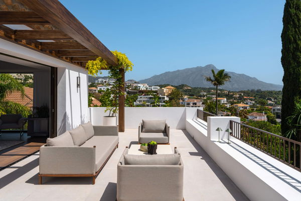 Contemporary masterpiece of architectural luxury in El Herrojo, Benahavís