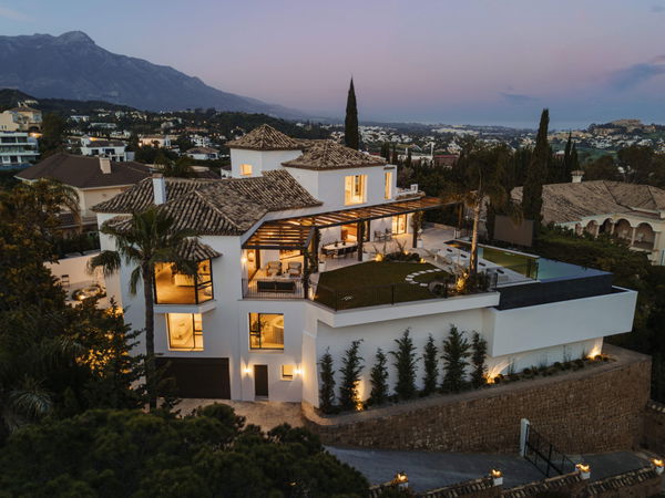 Contemporary masterpiece of architectural luxury in El Herrojo, Benahavís