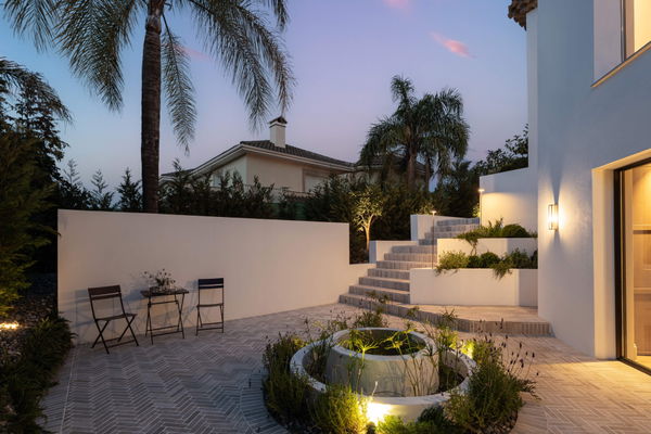 Contemporary masterpiece of architectural luxury in El Herrojo, Benahavís