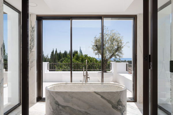 Contemporary masterpiece of architectural luxury in El Herrojo, Benahavís