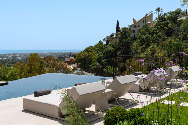 Contemporary masterpiece of architectural luxury in El Herrojo, Benahavís