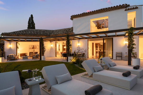Contemporary masterpiece of architectural luxury in El Herrojo, Benahavís