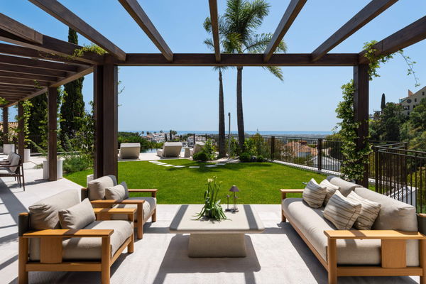 Contemporary masterpiece of architectural luxury in El Herrojo, Benahavís