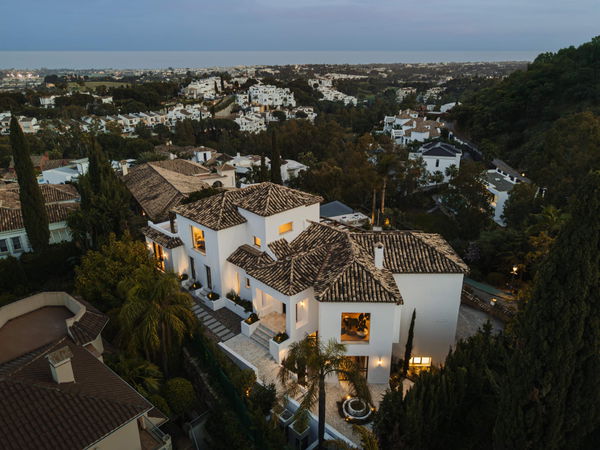 Contemporary masterpiece of architectural luxury in El Herrojo, Benahavís