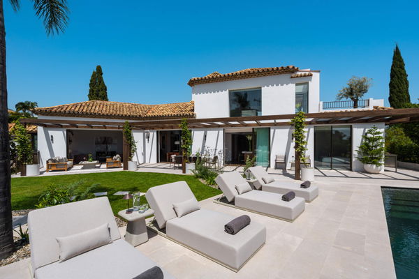 Contemporary masterpiece of architectural luxury in El Herrojo, Benahavís