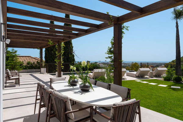 Contemporary masterpiece of architectural luxury in El Herrojo, Benahavís