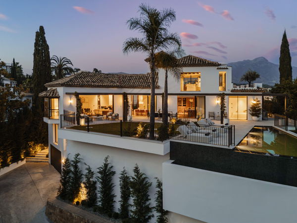 Contemporary masterpiece of architectural luxury in El Herrojo, Benahavís