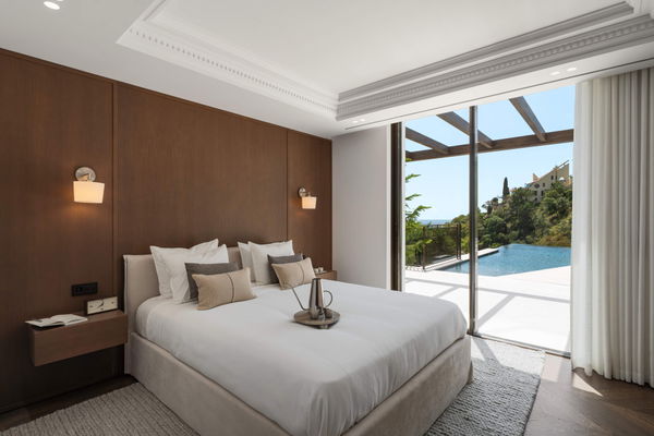 Contemporary masterpiece of architectural luxury in El Herrojo, Benahavís