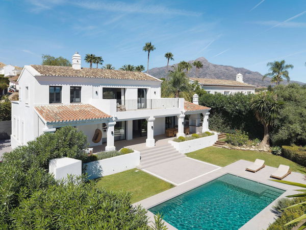 Refined contemporary living with sea views in Los Naranjos, Nueva Andalucía