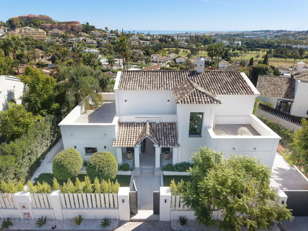 Refined contemporary living with sea views in Los Naranjos, Nueva Andalucía