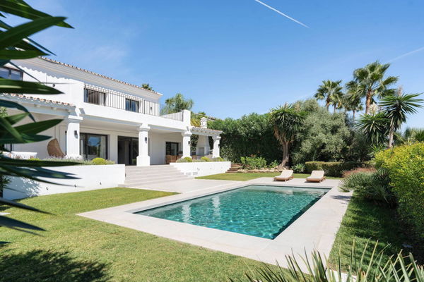 Refined contemporary living with sea views in Los Naranjos, Nueva Andalucía