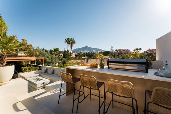 Elegant Scandinavian villa overlooking La Concha and the Mediterranean, Nueva Andalucia, Marbella