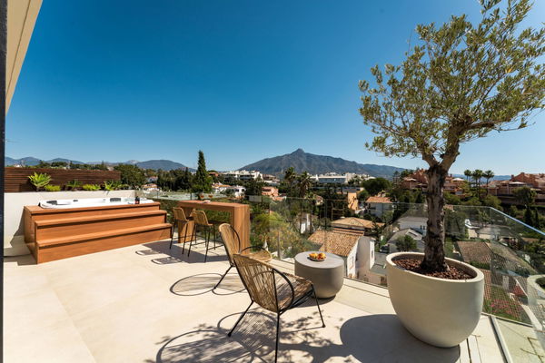 Elegant Scandinavian villa overlooking La Concha and the Mediterranean, Nueva Andalucia, Marbella
