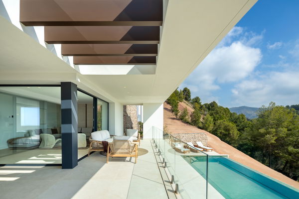 Contemporary hillside villa with panoramic views in Pinares de San Antón, Málaga