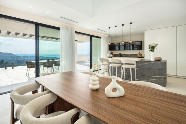 Contemporary hillside villa with panoramic views in Pinares de San Antón, Málaga