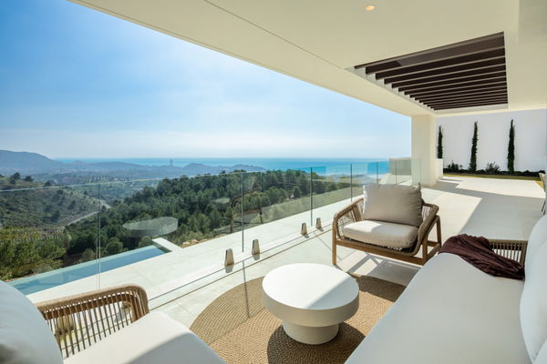 Contemporary hillside villa with panoramic views in Pinares de San Antón, Málaga