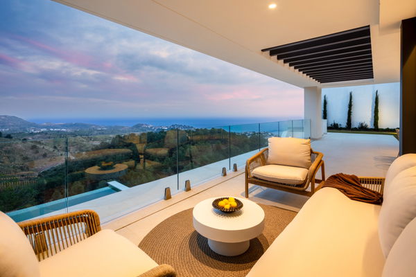 Contemporary hillside villa with panoramic views in Pinares de San Antón, Málaga