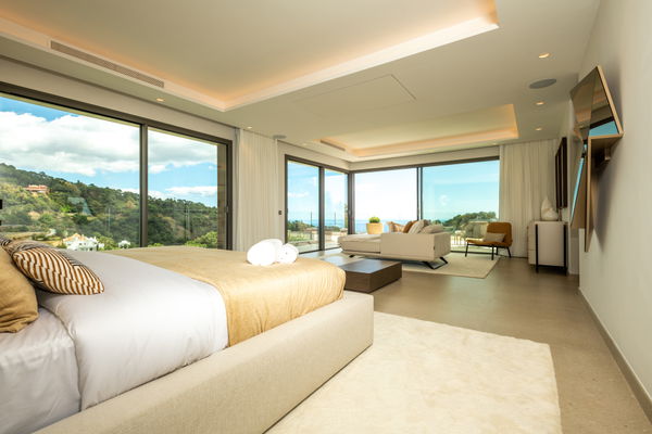 A luxury retreat in the mountains of Benahavís with sea views