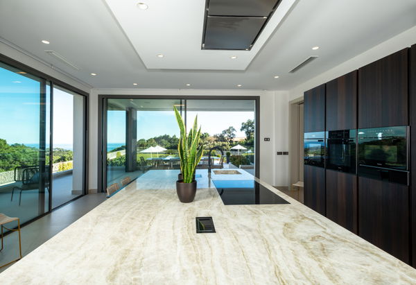 A luxury retreat in the mountains of Benahavís with sea views