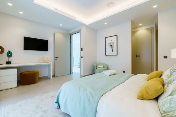 A luxury retreat in the mountains of Benahavís with sea views