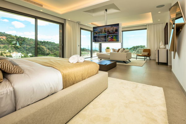 A luxury retreat in the mountains of Benahavís with sea views