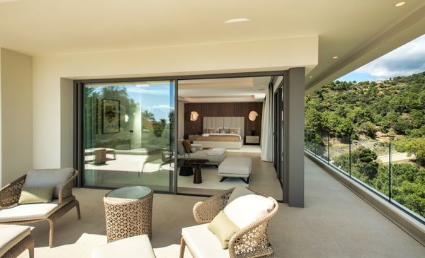 A luxury retreat in the mountains of Benahavís with sea views