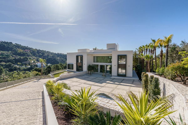A luxury retreat in the mountains of Benahavís with sea views