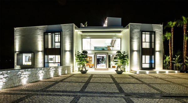 A luxury retreat in the mountains of Benahavís with sea views