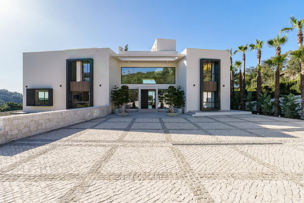 A luxury retreat in the mountains of Benahavís with sea views
