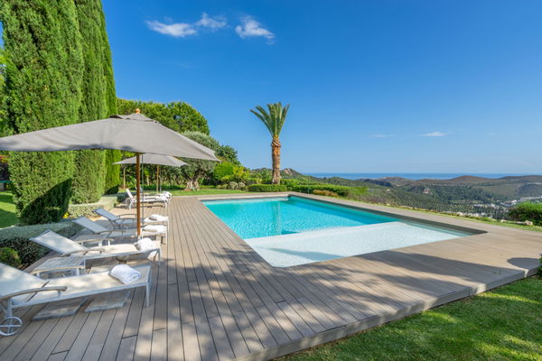 Huge family home in privileged residential area of La Zagaleta, Benahavis