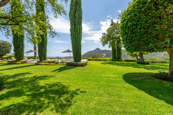 Huge family home in privileged residential area of La Zagaleta, Benahavis