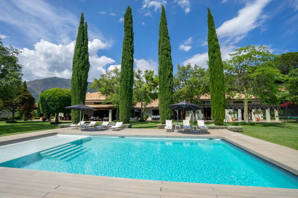 Huge family home in privileged residential area of La Zagaleta, Benahavis