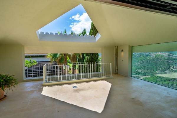 Huge family home in privileged residential area of La Zagaleta, Benahavis