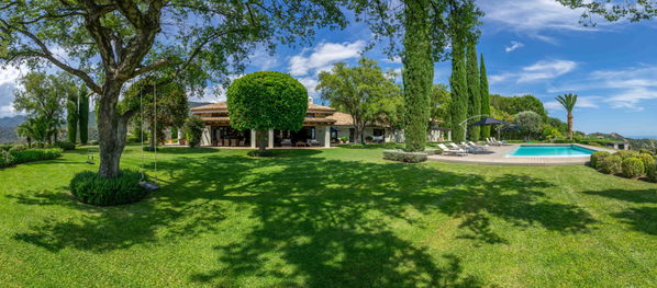 Huge family home in privileged residential area of La Zagaleta, Benahavis