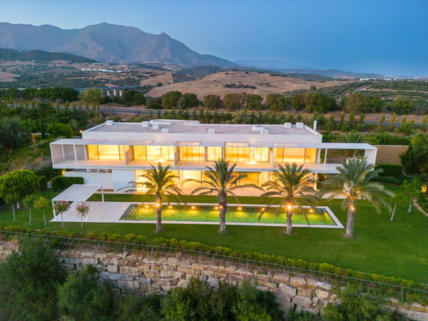 Luxury villa next to golf course in Finca Cortesín