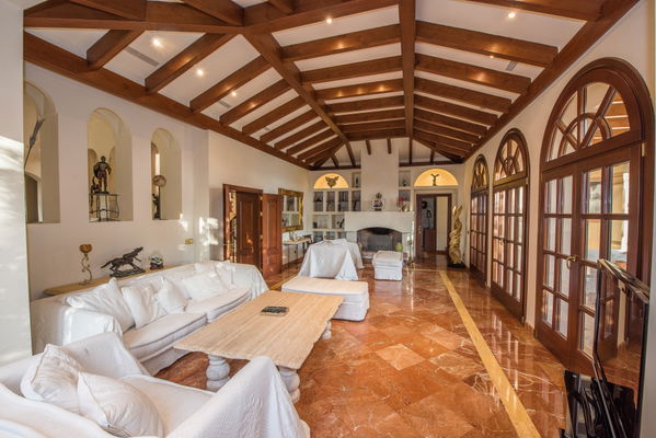 Classic beauty and comfort in a villa in the mountains of La Zagaleta, Benahavis