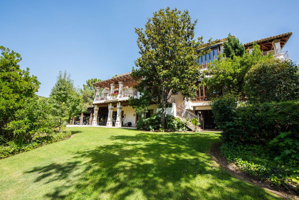 Classic beauty and comfort in a villa in the mountains of La Zagaleta, Benahavis