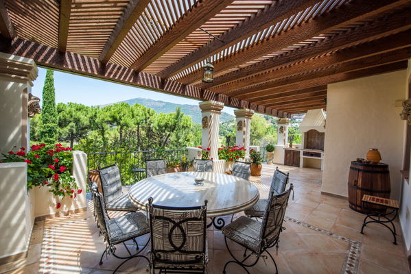 Classic beauty and comfort in a villa in the mountains of La Zagaleta, Benahavis