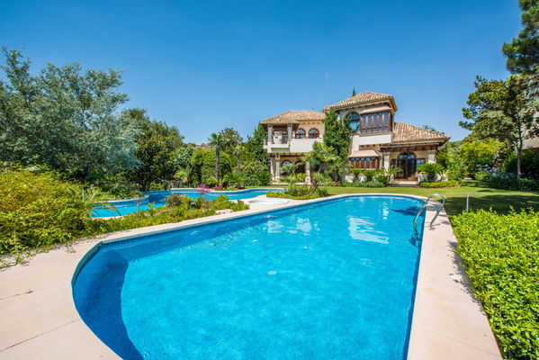 Classic beauty and comfort in a villa in the mountains of La Zagaleta, Benahavis
